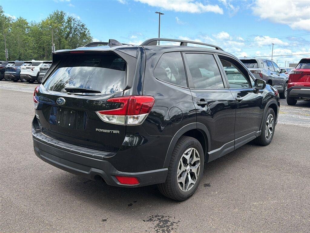 Used 2021 Crystal Black Silica Subaru Premium image 8