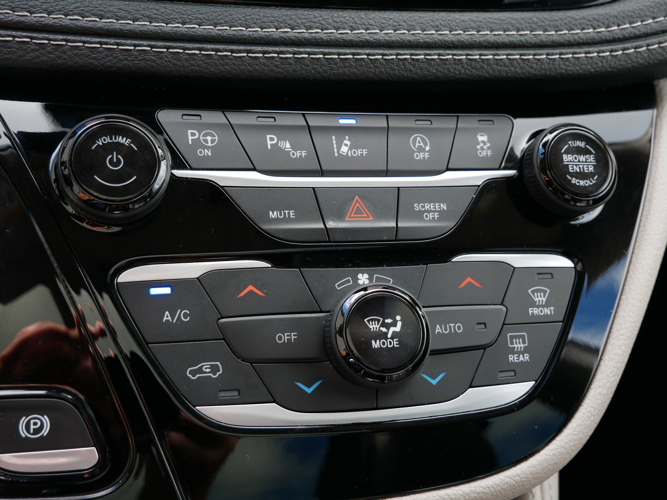 Used 2022 Brilliant Black Crystal Pearlcoat Chrysler Limited image 24
