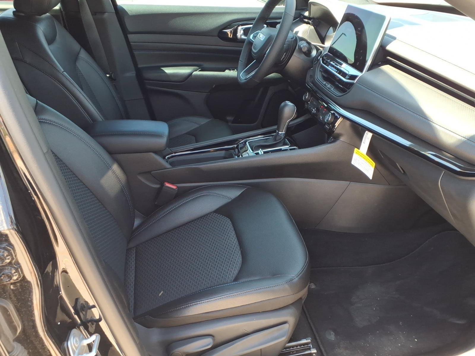 New 2026 Diamond Black Crystal Pearlcoat Jeep Latitude Altitude image 7