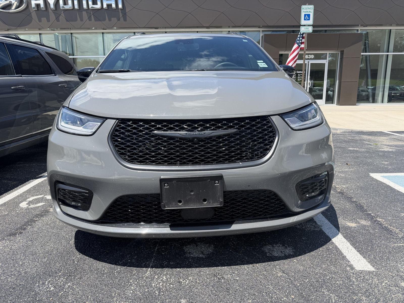 Used 2025 Ceramic Gray Clearcoat Chrysler Limited image 3