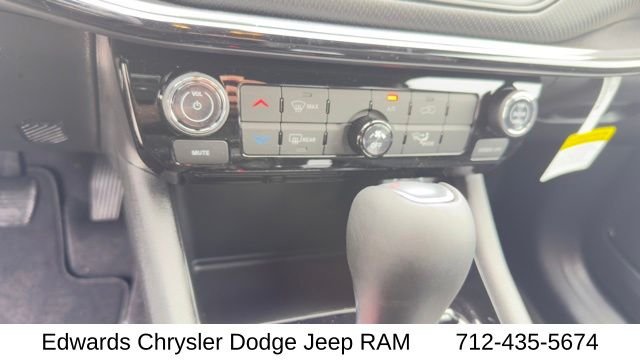 New 2026 Fathom Blue Pearl-Coat Exterior Paint Jeep Latitude image 26