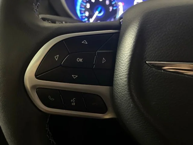 Used 2025 Diamond Black Chrysler Select image 13