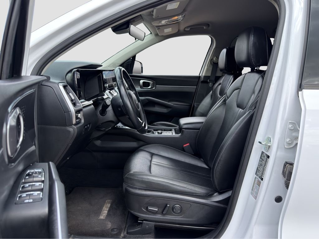 Used 2023 White Kia S image 9