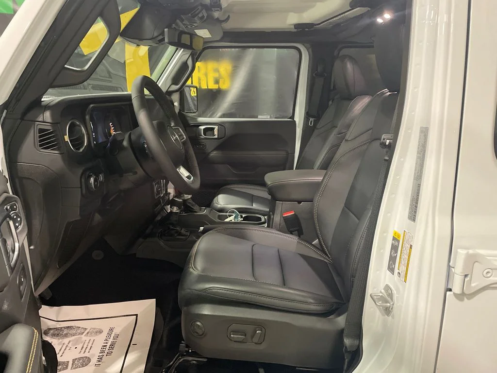 New 2026 Bright White Clear-Coat Exterior Paint Jeep Sahara image 19