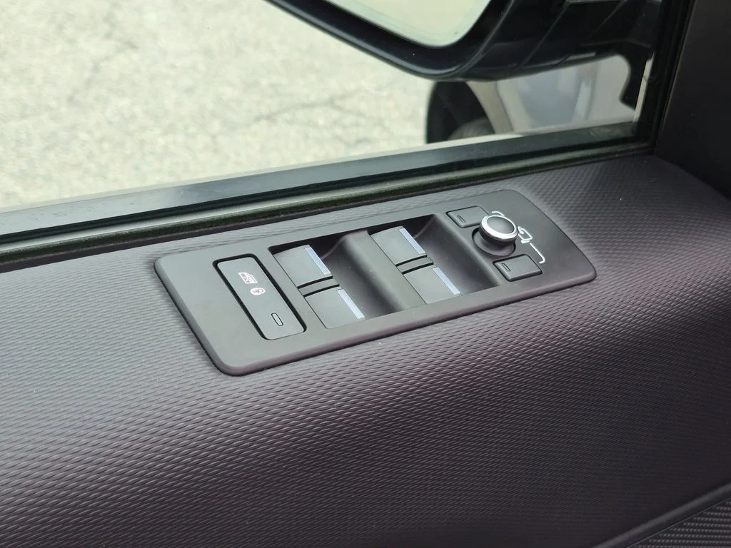 Used 2022 Gray Land Rover S R-Dynamic image 13