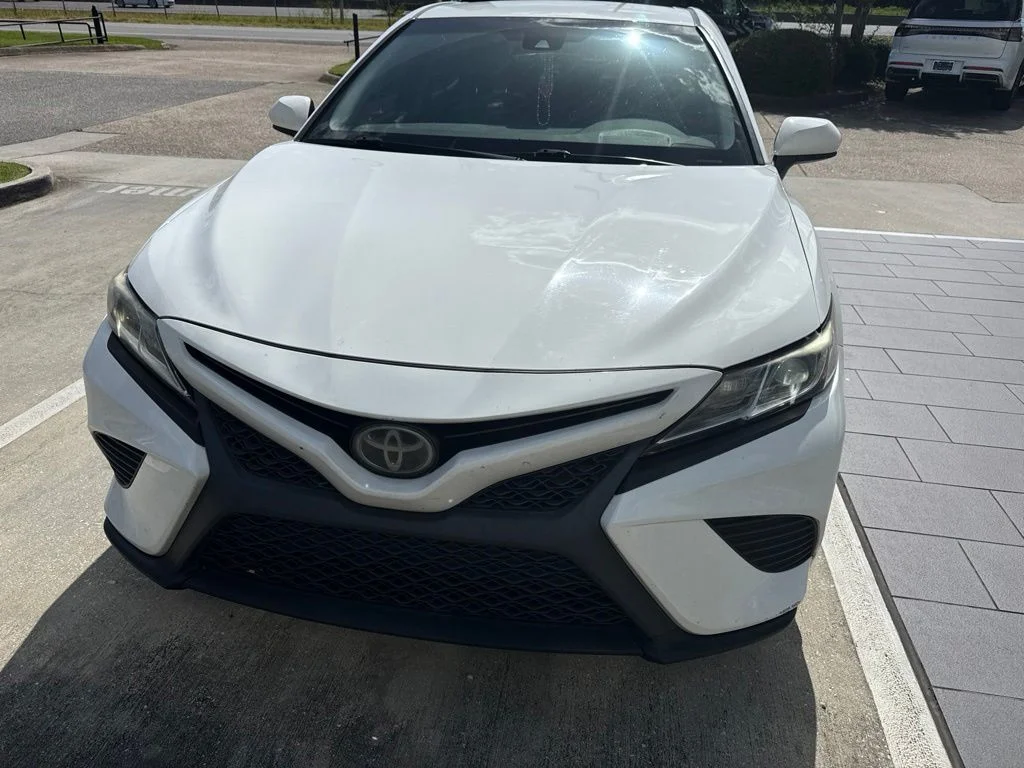 Used 2018 White Toyota SE image 11