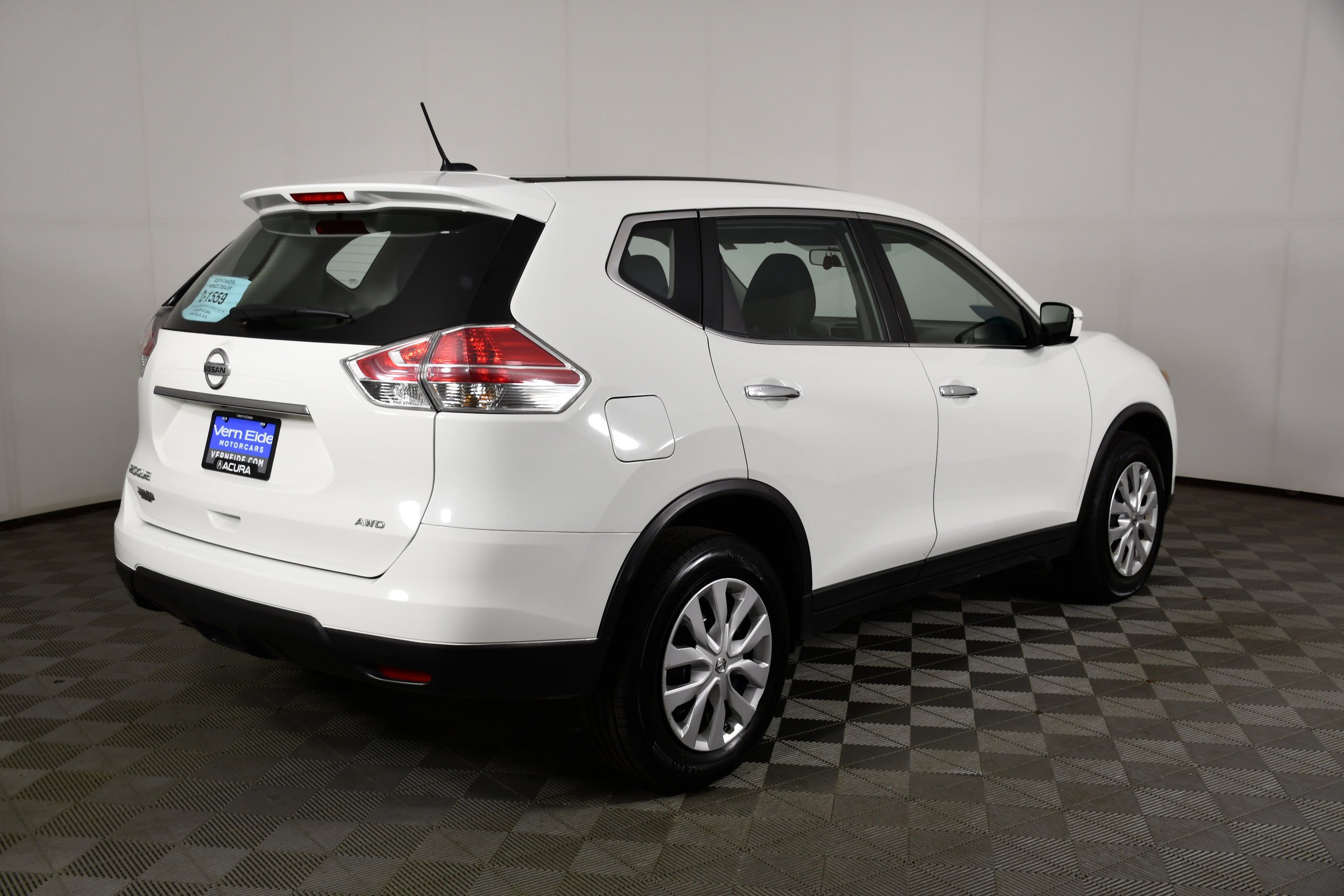 Used 2015 Glacier White Nissan S image 6