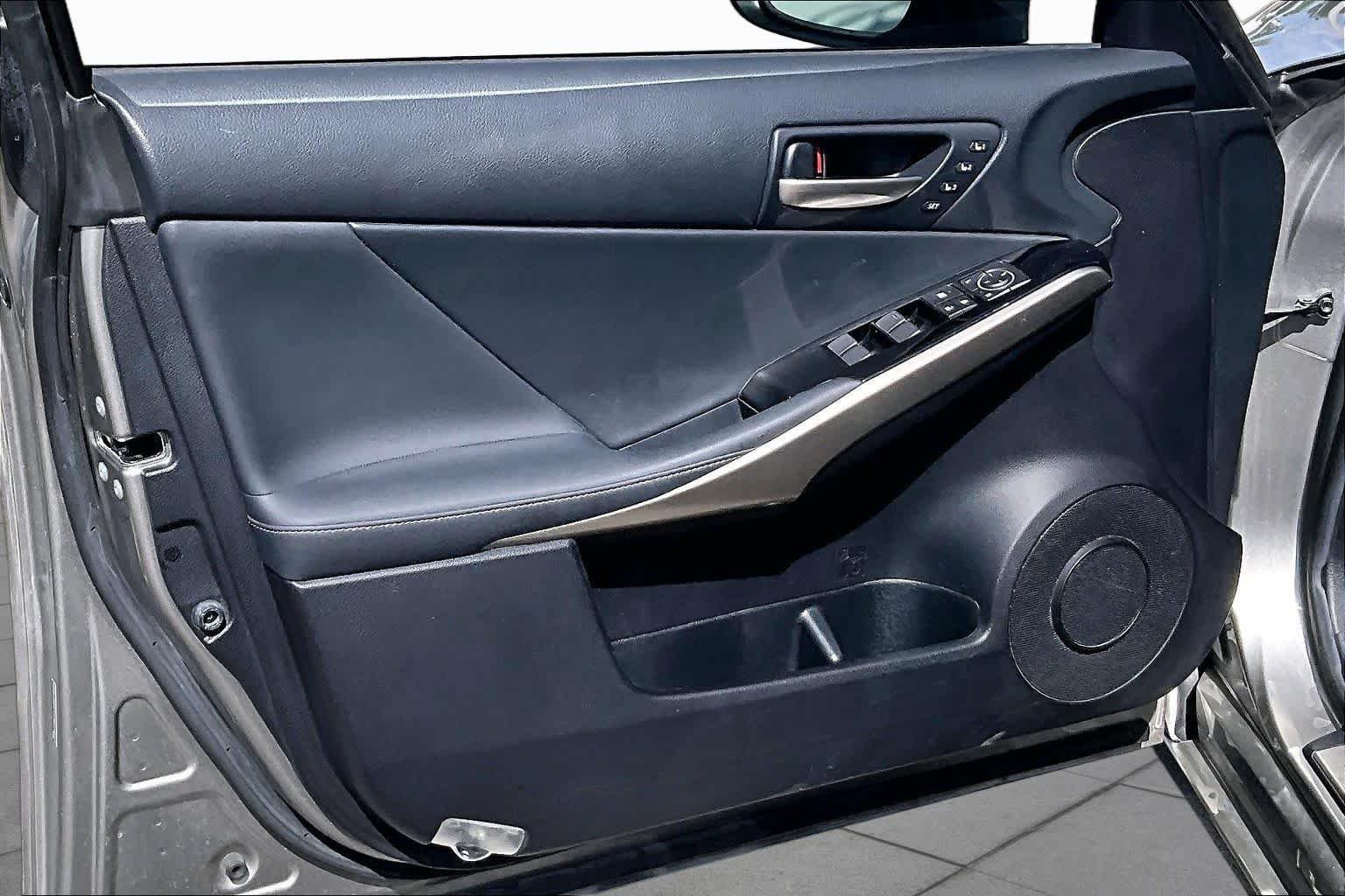 Used 2019 Atomic Silver Lexus  image 26