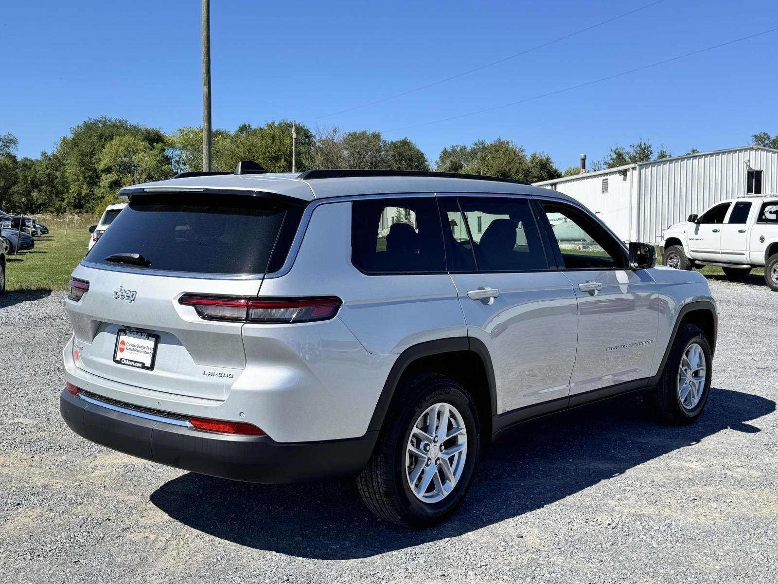 New 2025 Silver Zynith Exterior Paint Jeep Laredo X image 20