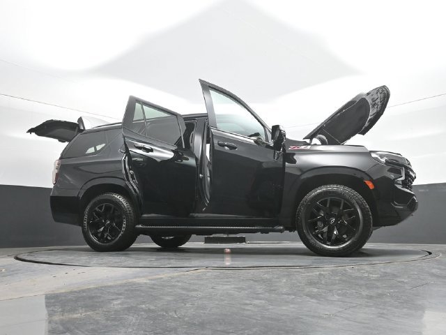 Used 2022 Black Chevrolet Z71 image 31