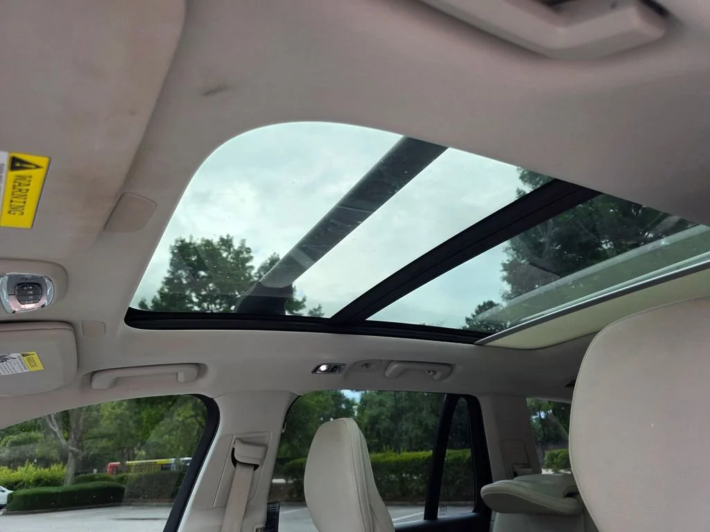 Used 2019 White Volvo T5 Momentum image 18