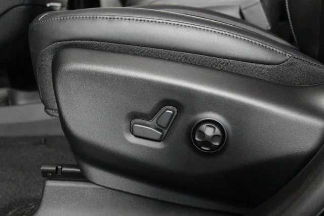 New 2026 Diamond Black Crystal Pearl-Coat Exterior Paint Chrysler Select image 16