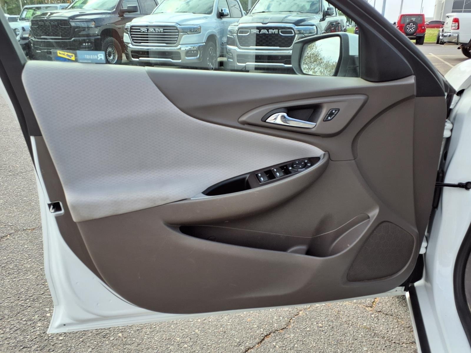 Used 2022 Summit White Chevrolet LT image 28