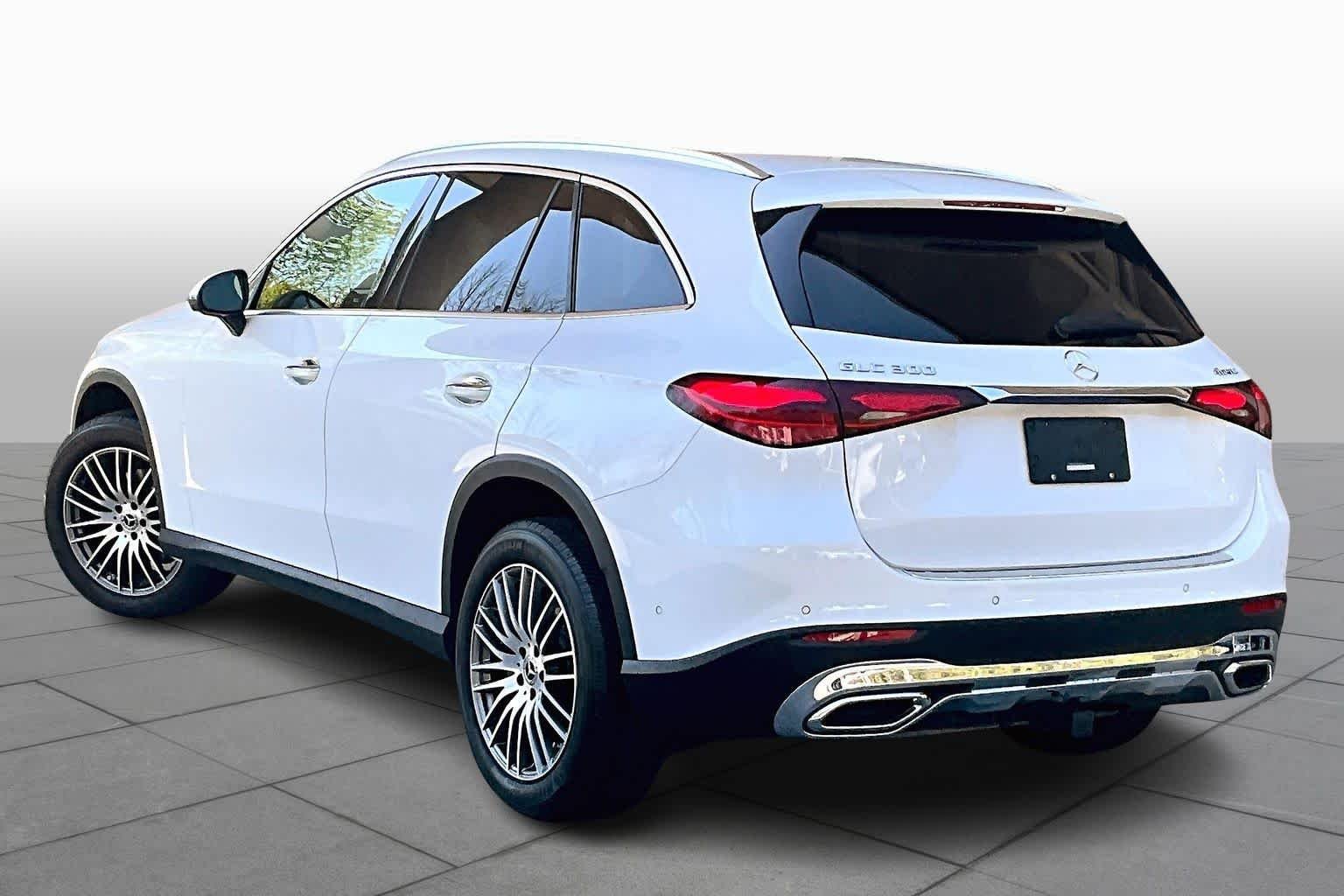 Used 2025 MANUFAKTUR Moonlight White Metallic Mercedes-Benz GLC 300 image 12