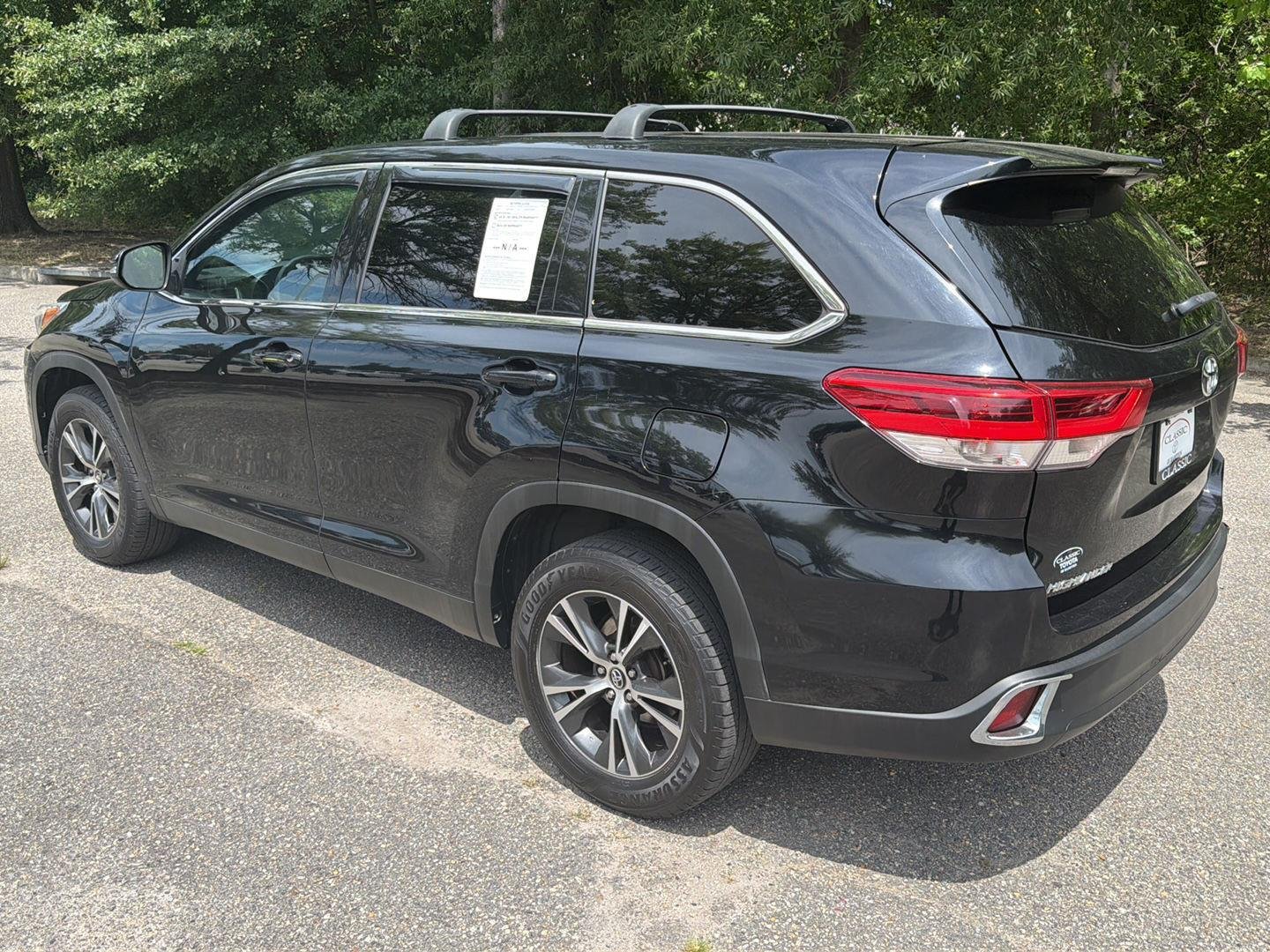 Used 2019  Toyota LE image 3