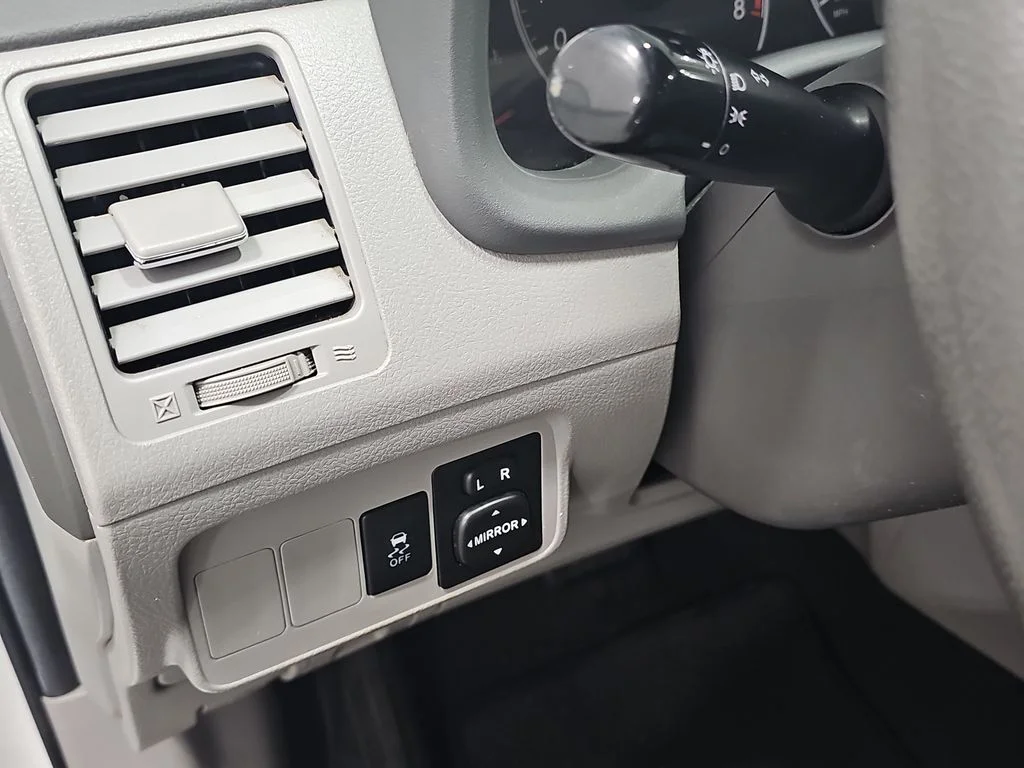 Used 2010 White Toyota LE image 24
