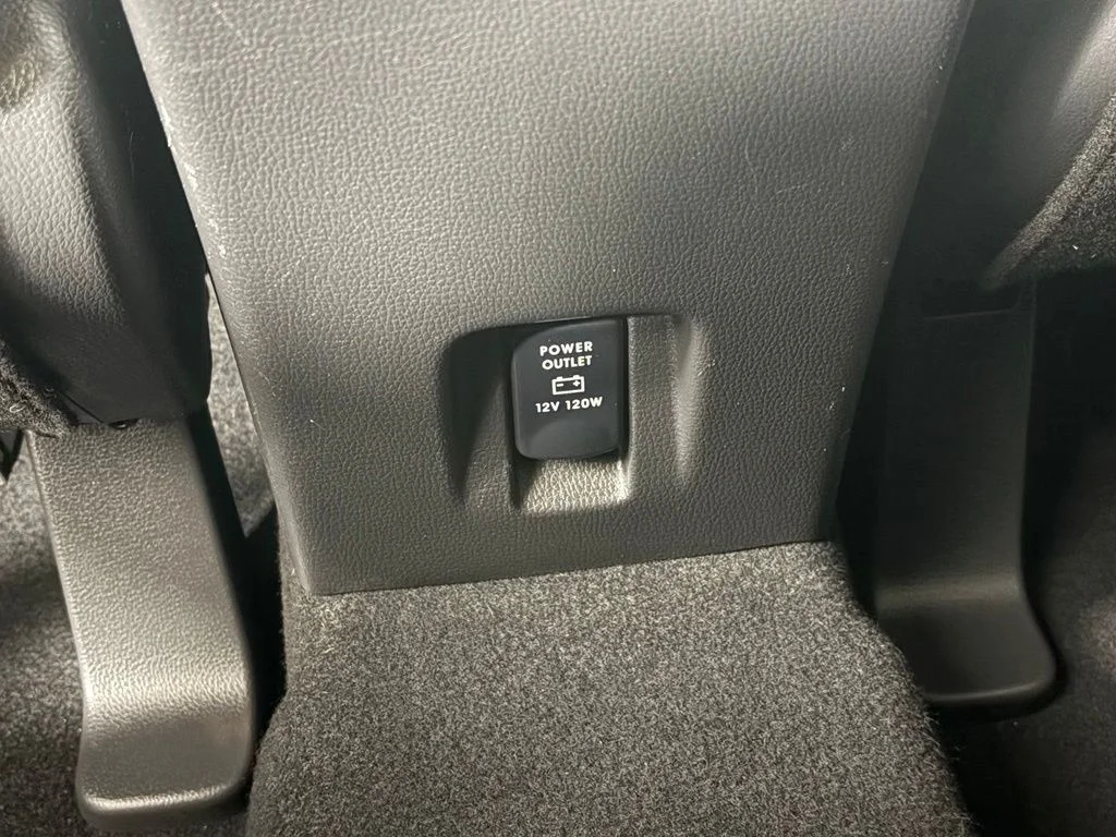Used 2022 Silver Mitsubishi SE image 14