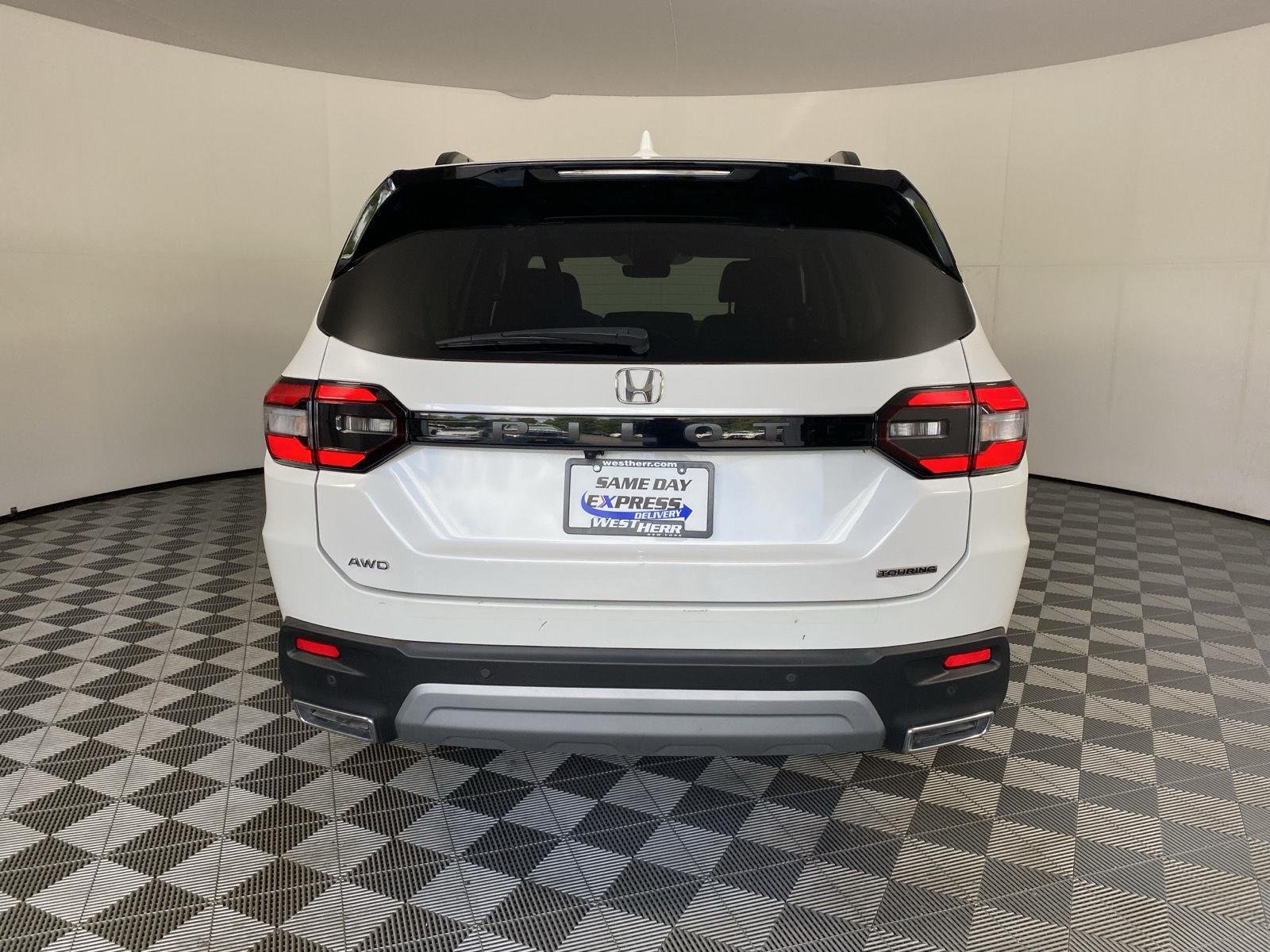 Used 2023 Platinum White Pearl Honda Touring image 6