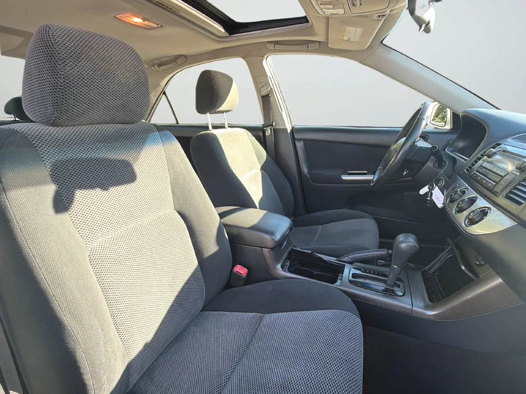 Used 2005 White Toyota SE image 25