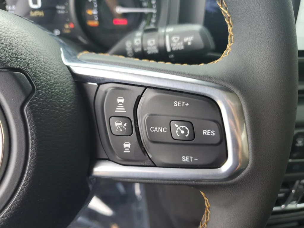 Used 2024  Jeep Sahara image 30
