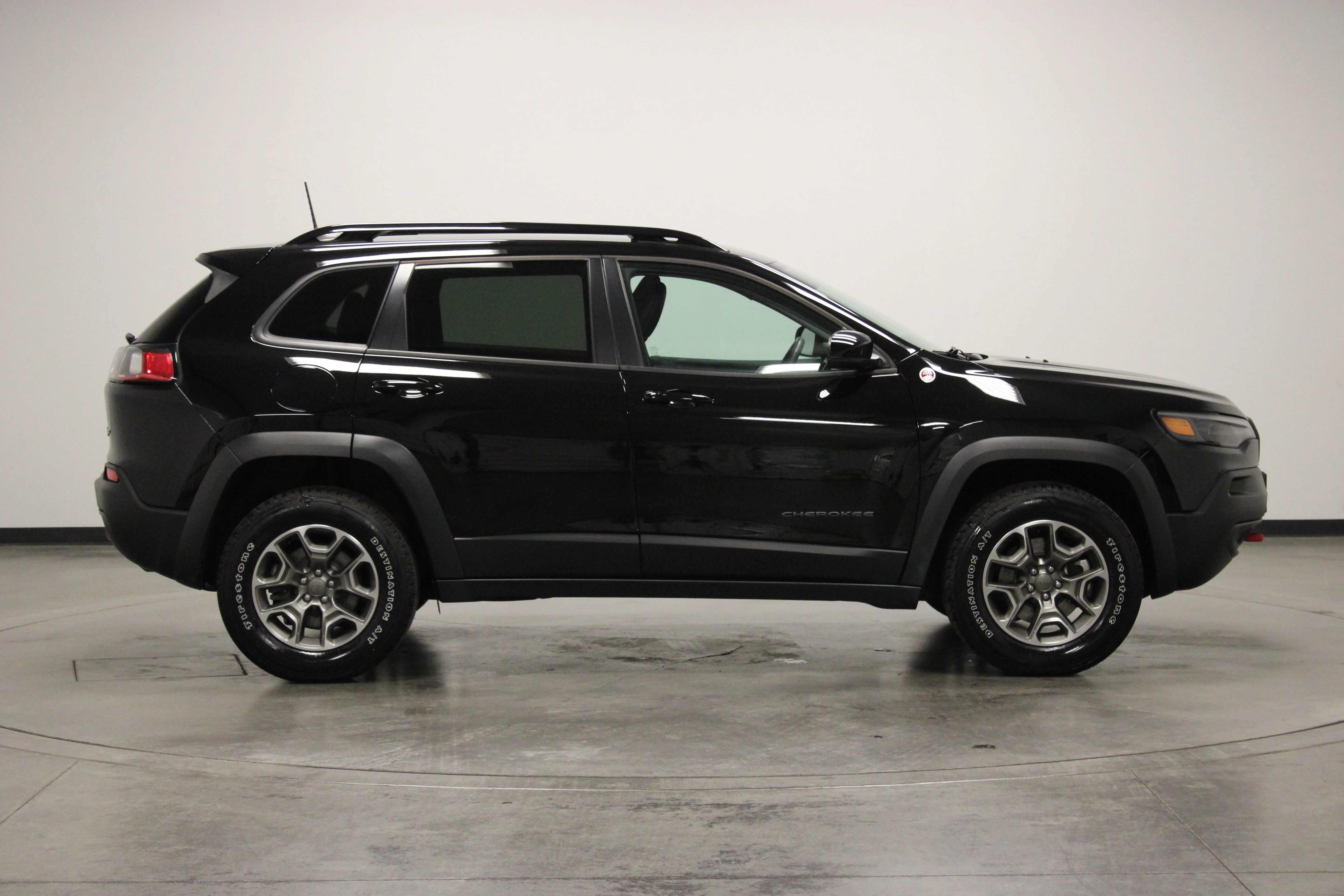 Used 2022 Diamond Black Crystal Pearlcoat Jeep Trailhawk image 9