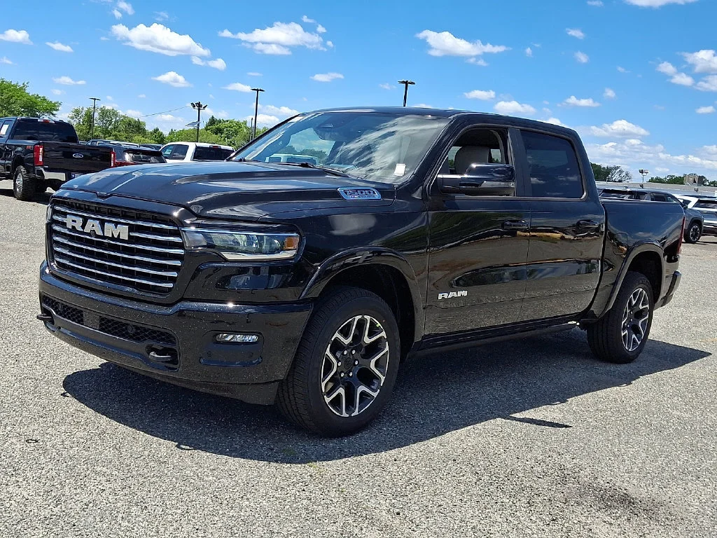 New 2026 Diamond Black Crystal Pearl-Coat Exterior Paint RAM Laramie image 4