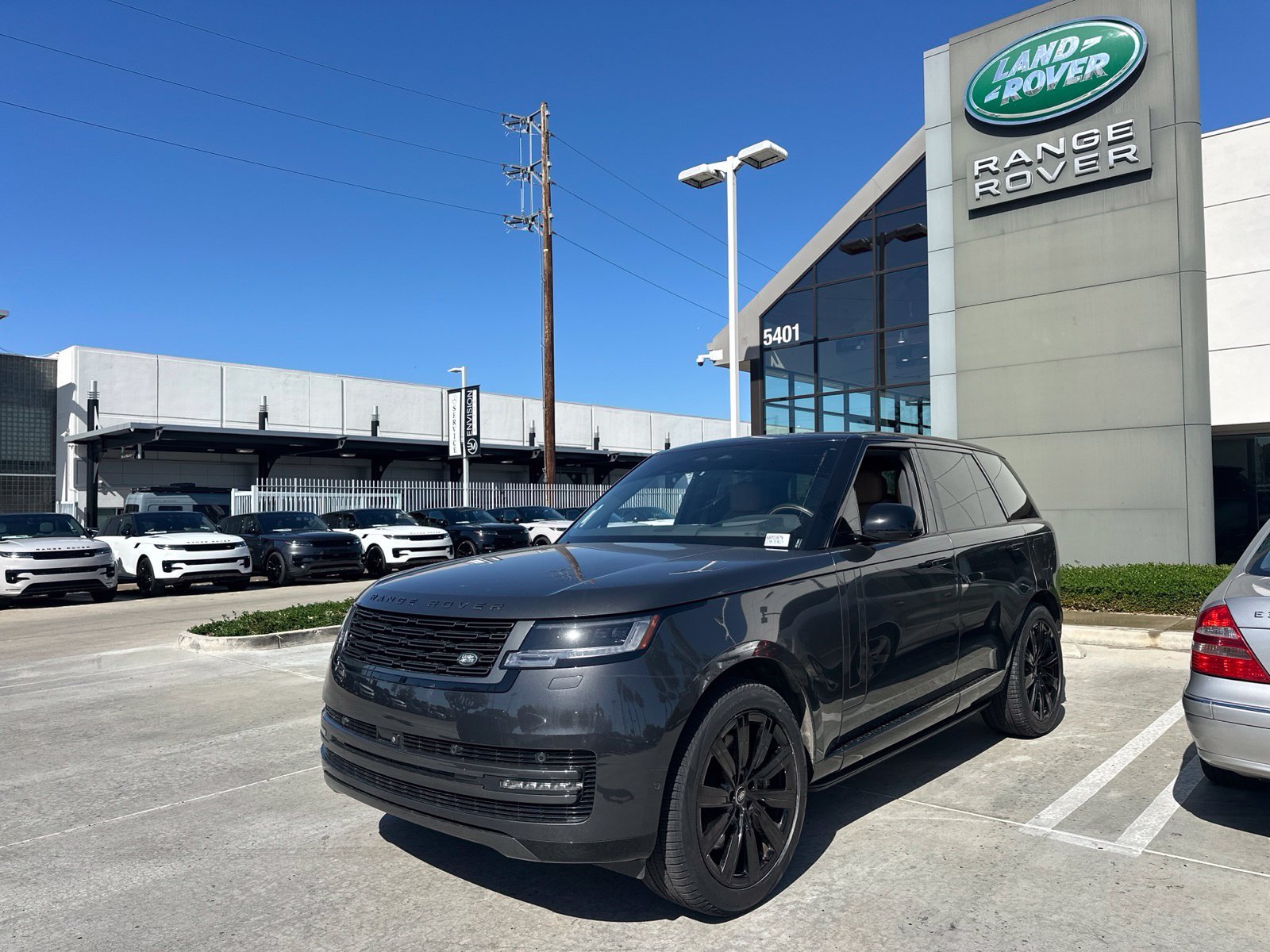 Certified Used 2025 Carpathian Grey Prem Met Land Rover SE image 1