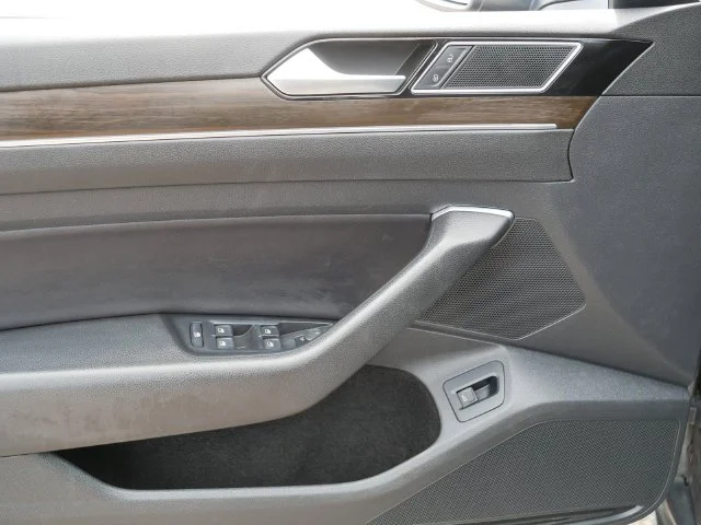 Used 2019 Gray Volkswagen 2.0T SEL image 16