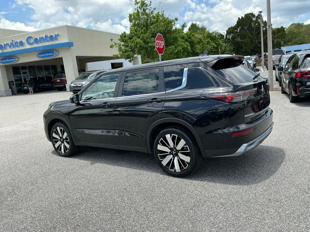 Used 2025  Mitsubishi SE image 3