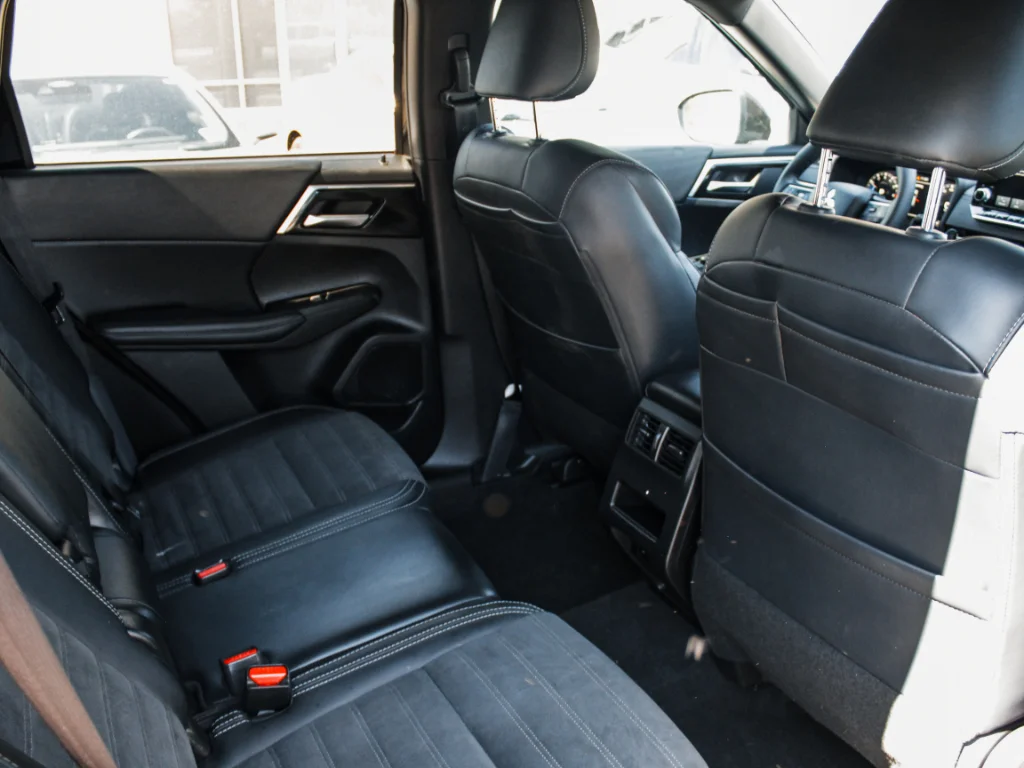 Used 2024 Black Diamond Mitsubishi SE Black Edition w/Pano Roof image 24