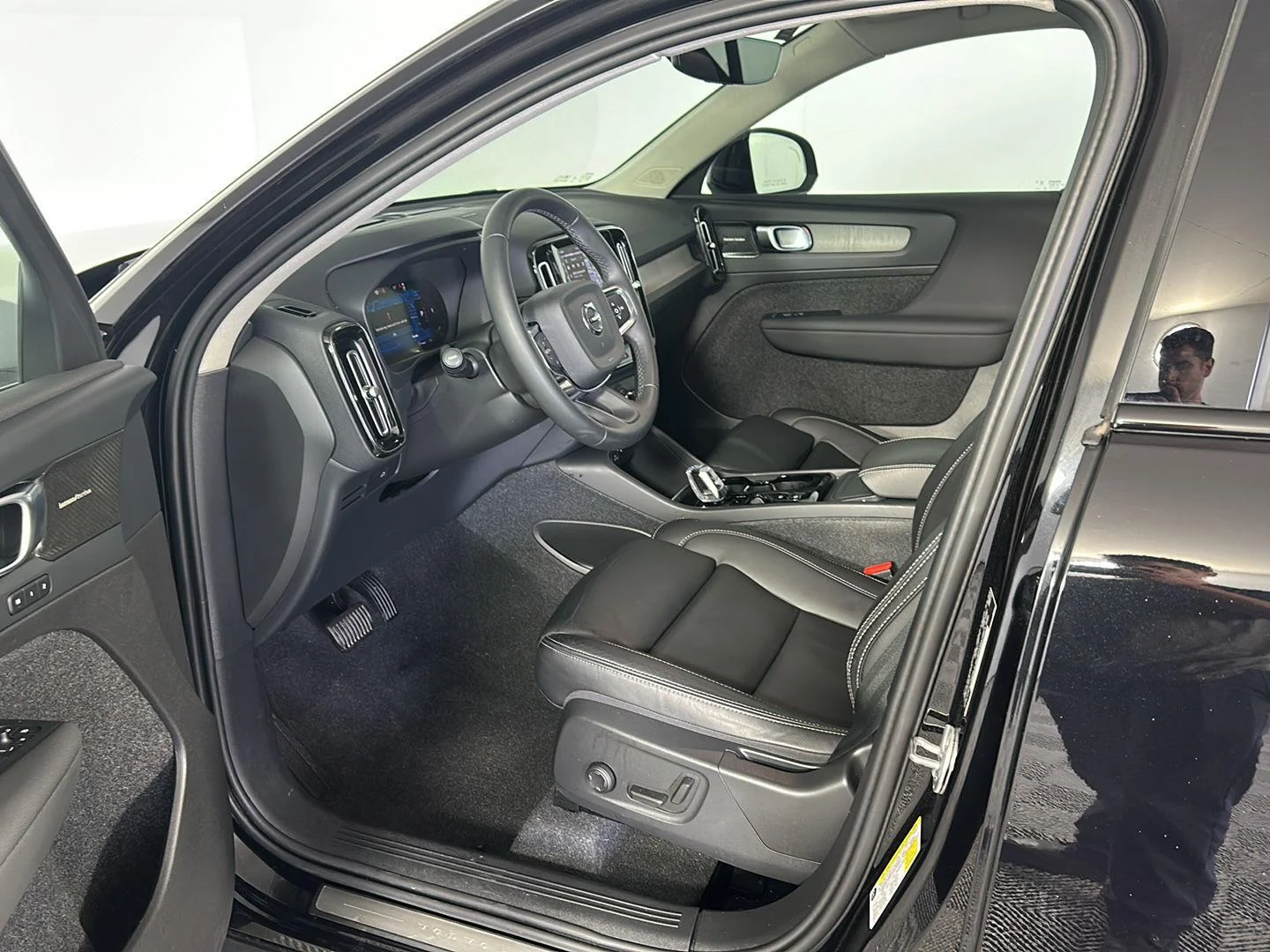 Used 2024 Onyx Black Metallic Volvo Plus Dark Theme image 10