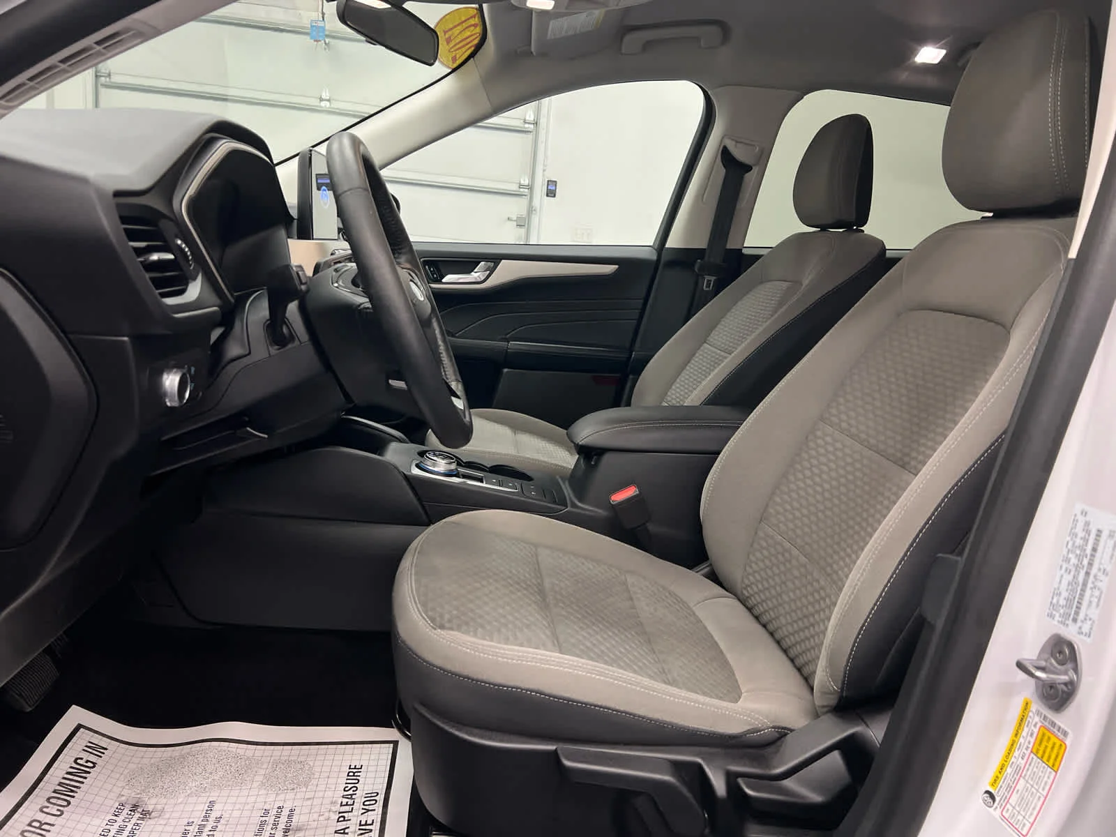Used 2021 Oxford White Ford SE image 2