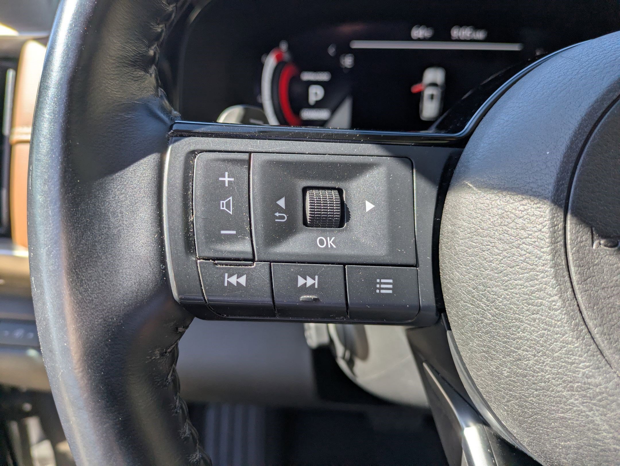 Used 2022 Gray Nissan Platinum 2WD image 17