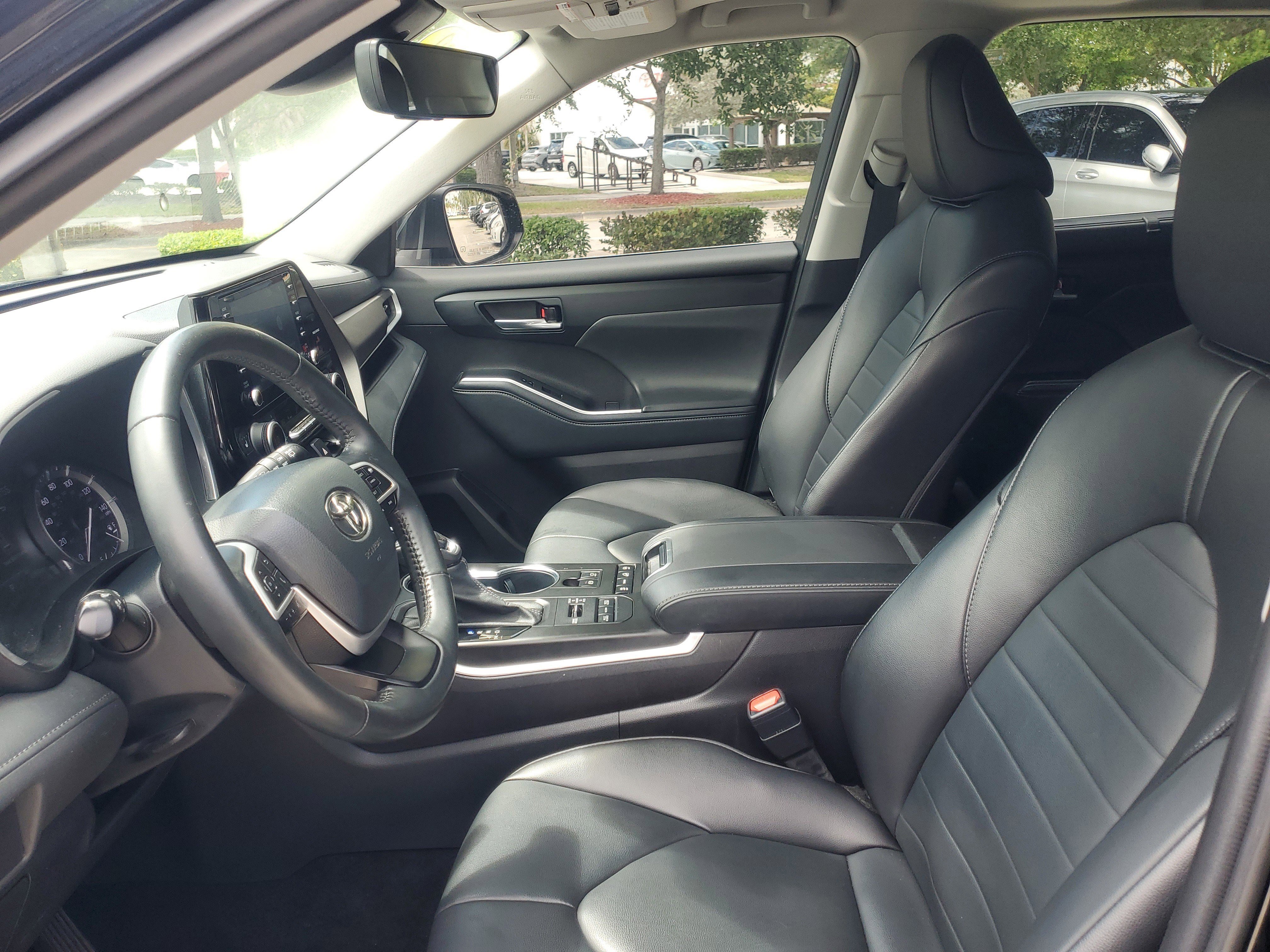 Used 2022 Midnight Black Metallic Toyota XLE image 17
