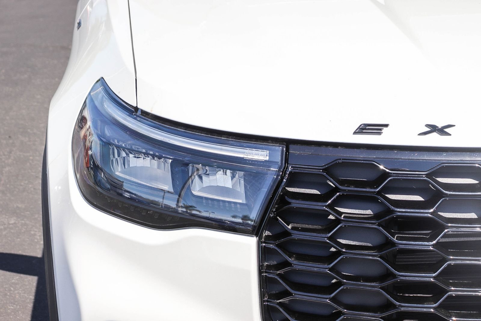 New 2026 Star White Metallic Tri-Coat Ford ST-Line image 8