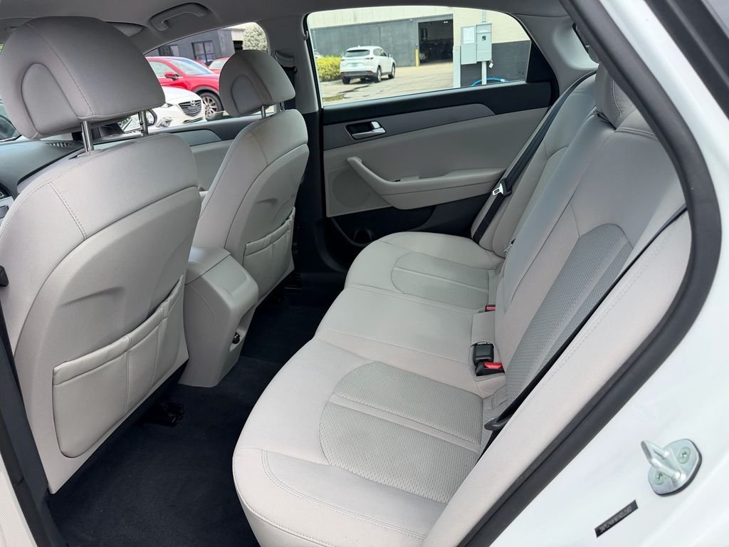Used 2015 White Hyundai SE image 12