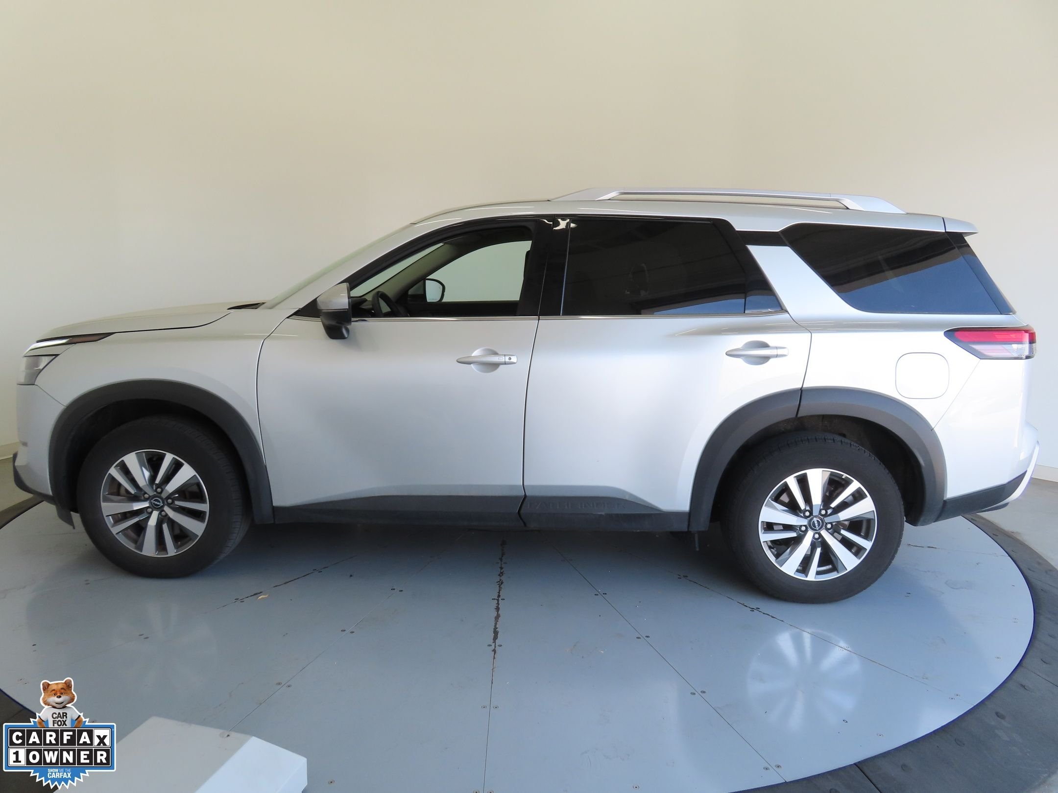 Used 2025 Silver Nissan SL image 7