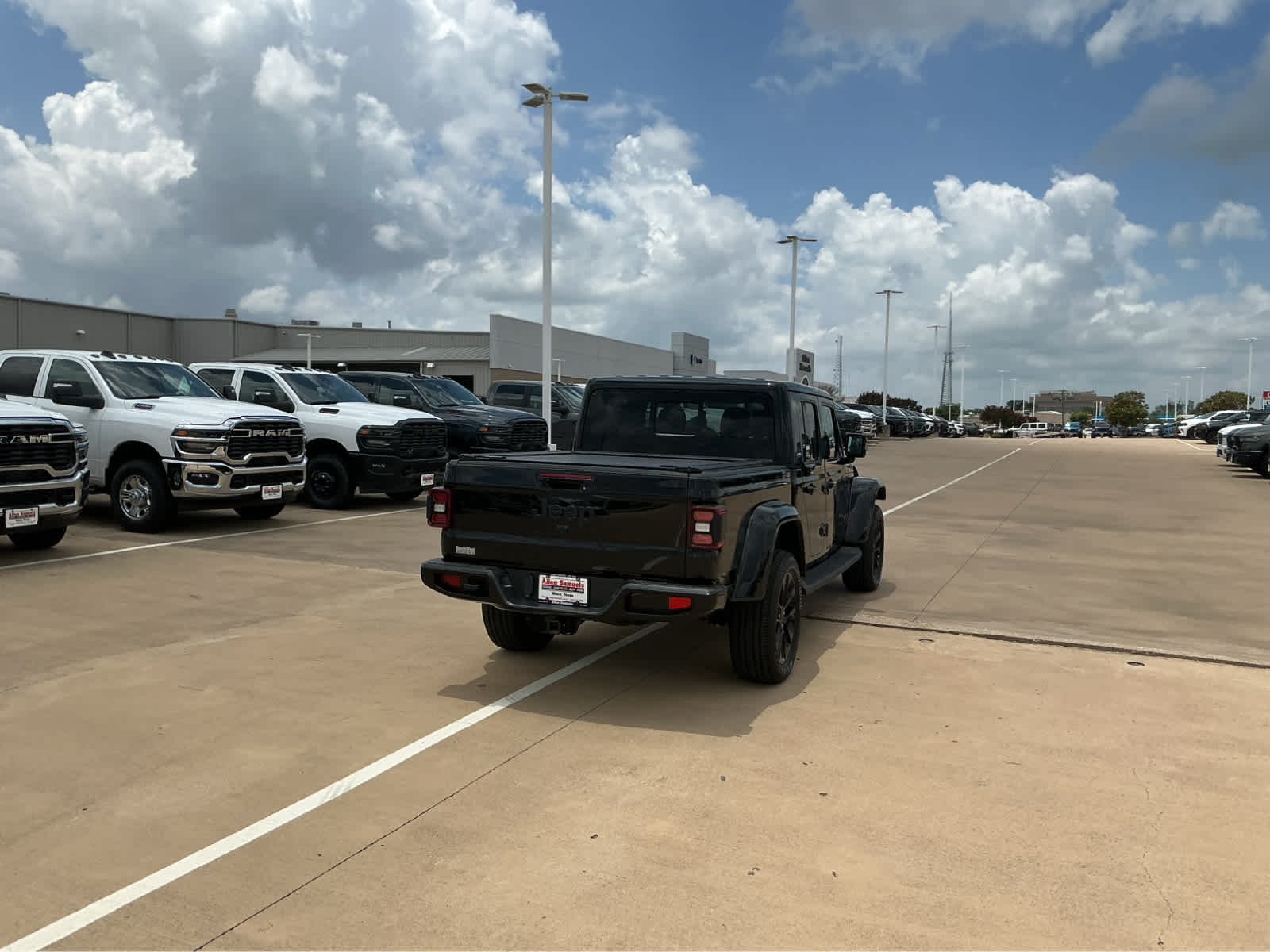 Used 2022 Black Clearcoat Jeep High Altitude image 6