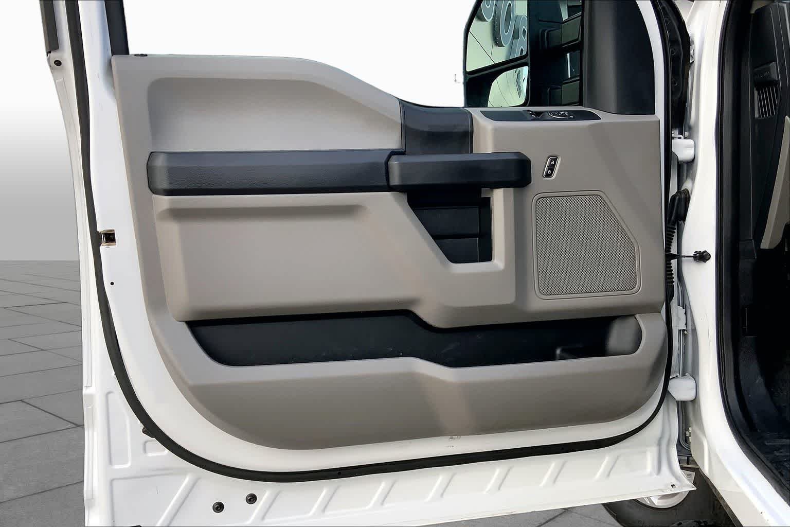 Used 2018 Oxford White Ford F-350 SRW Pickup XL image 18