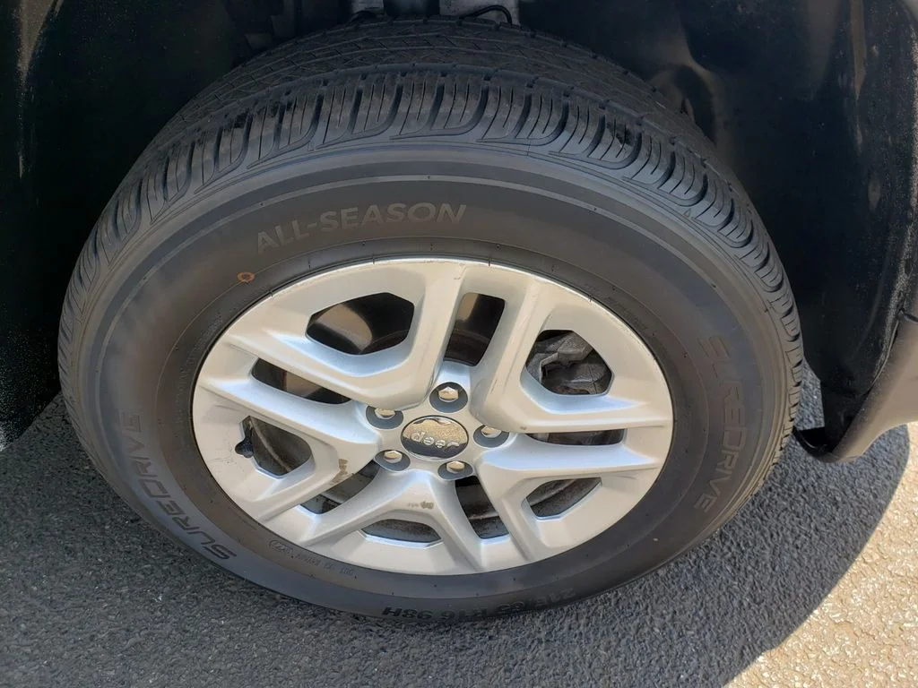 Used 2018 Silver Jeep Sport image 9