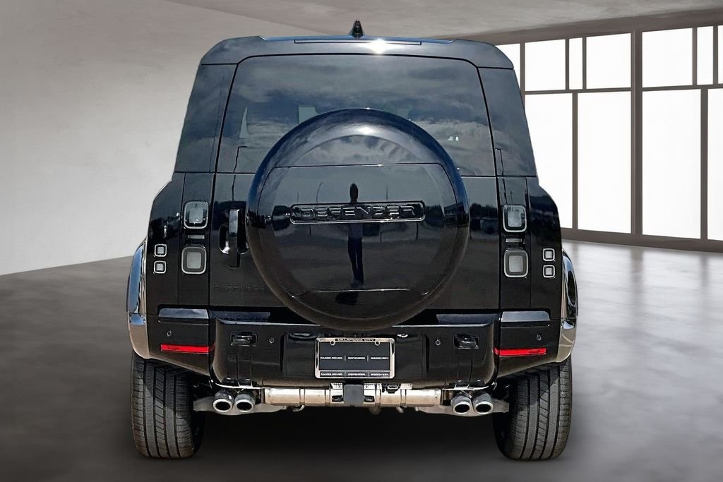 New 2026 Santorini Black Metallic Land Rover V8 image 4