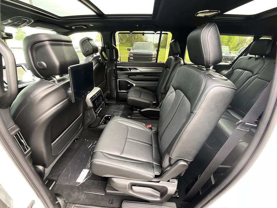 New 2026 Bright White Clear-Coat Exterior Paint Jeep Limited Reserve image 34