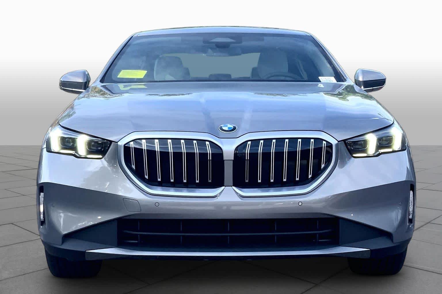 New 2027 Oxide Grey Metallic BMW 530i xDrive image 3
