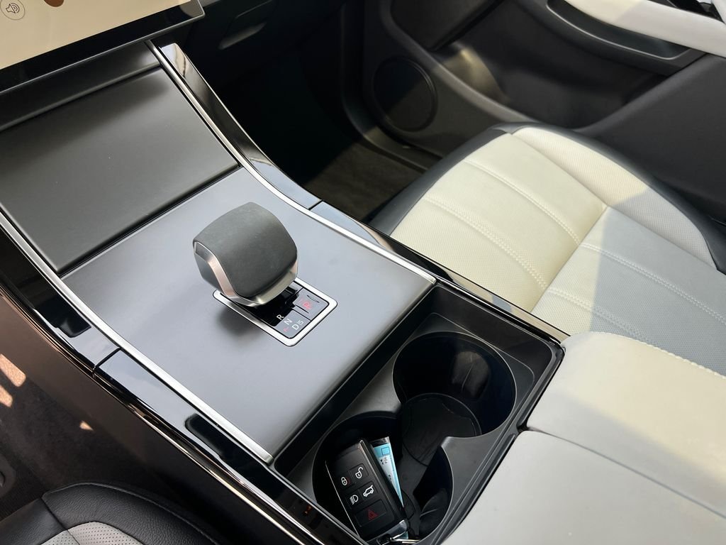 Used 2024  Land Rover Dynamic image 19
