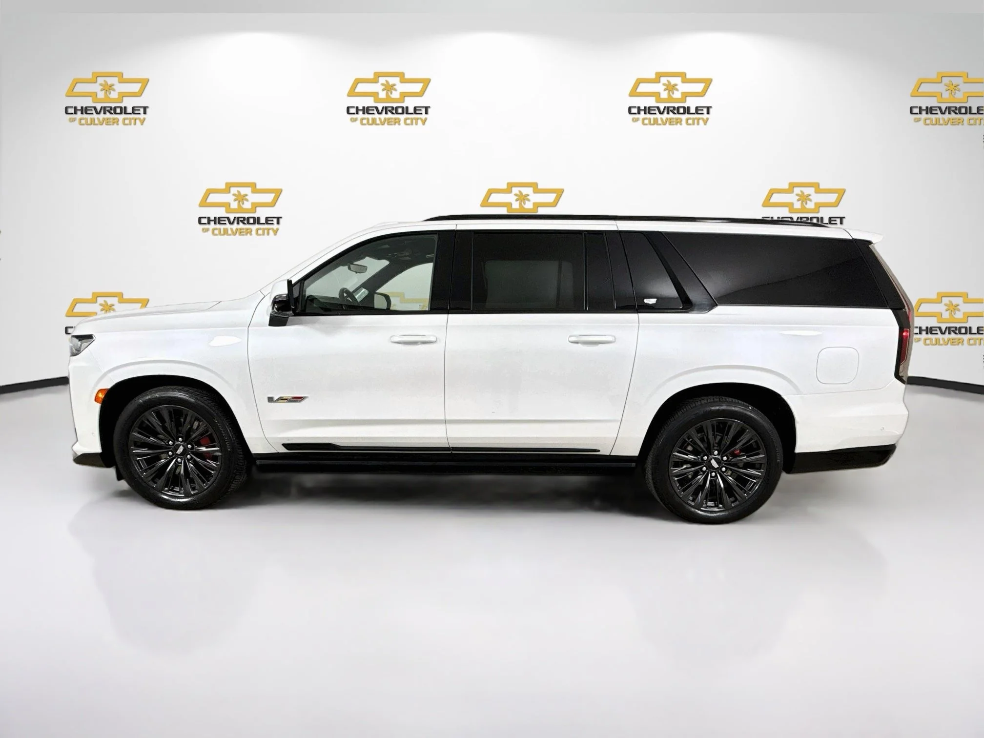 Used 2023 Crystal White Tricoat Cadillac Escalade ESV-V image 5