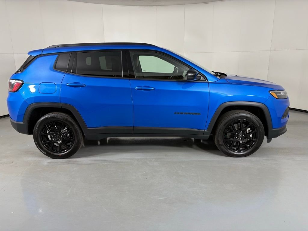 New 2026 Hydro Blue Pearl-Coat Exterior Paint Jeep Latitude image 9