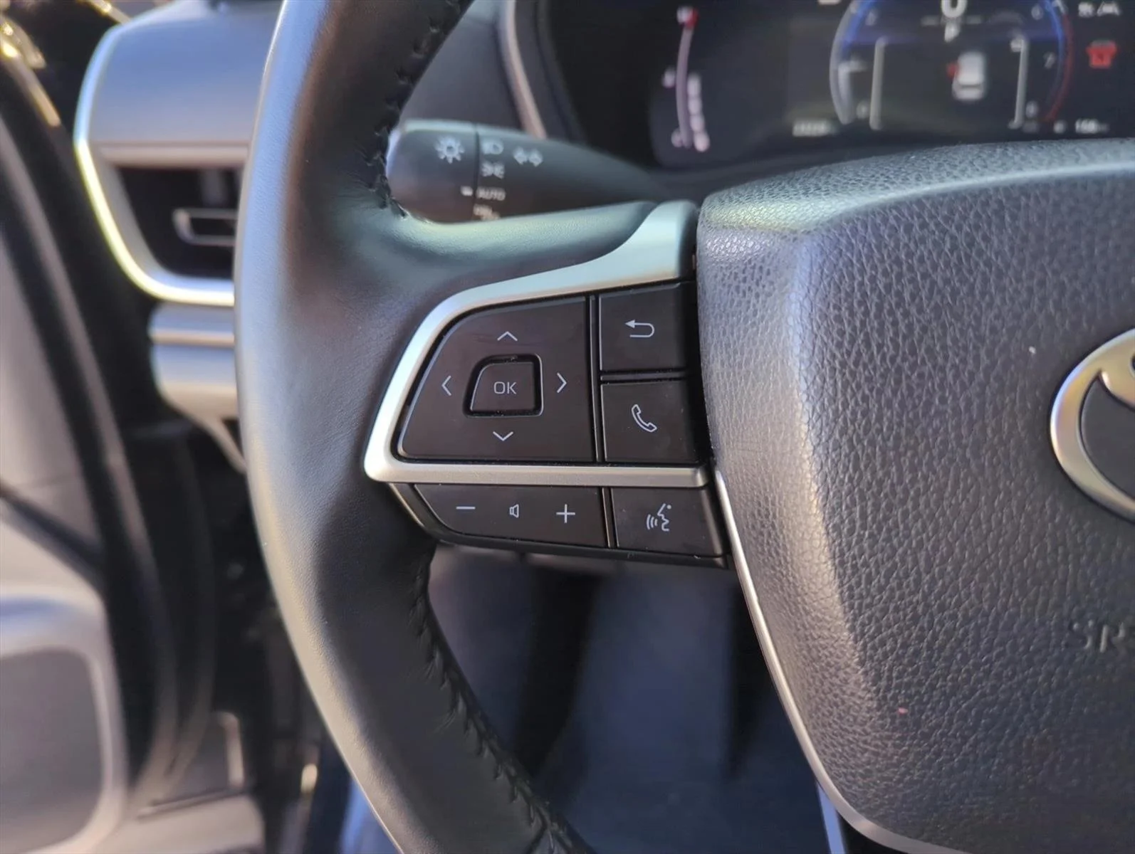 Used 2025 Midnight Black Metallic Toyota XLE image 16