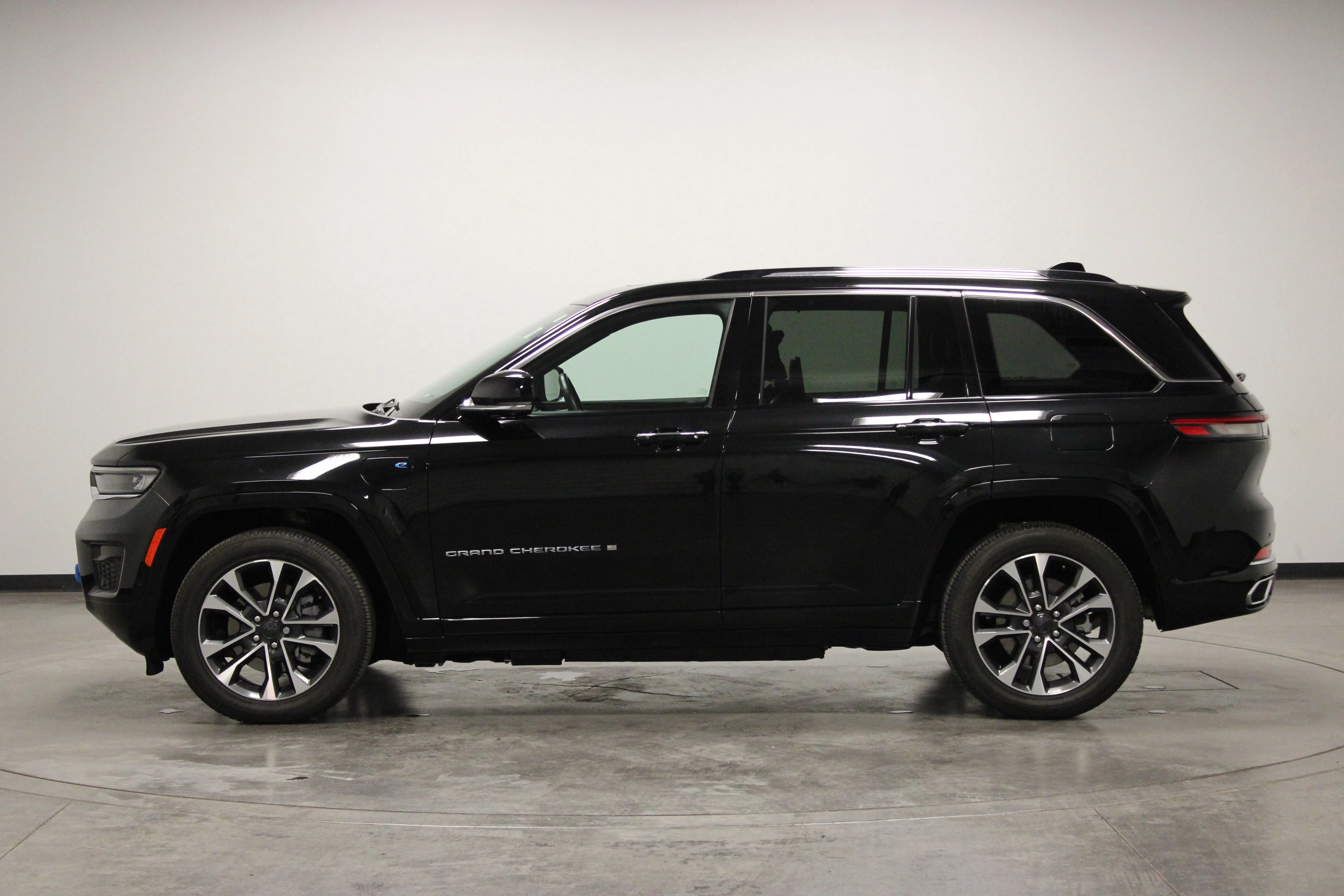 Used 2023 Diamond Black Crystal Pearlcoat Jeep Overland 4xe image 5