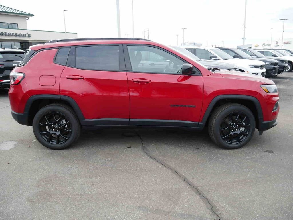 New 2026 Red Hot Pearl-Coat Exterior Paint Jeep Latitude image 19