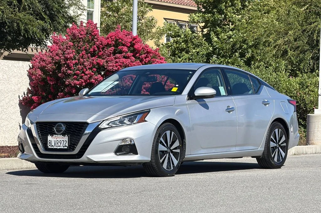 Used 2019 Brilliant Silver Metallic Nissan 2.5 SV image 9